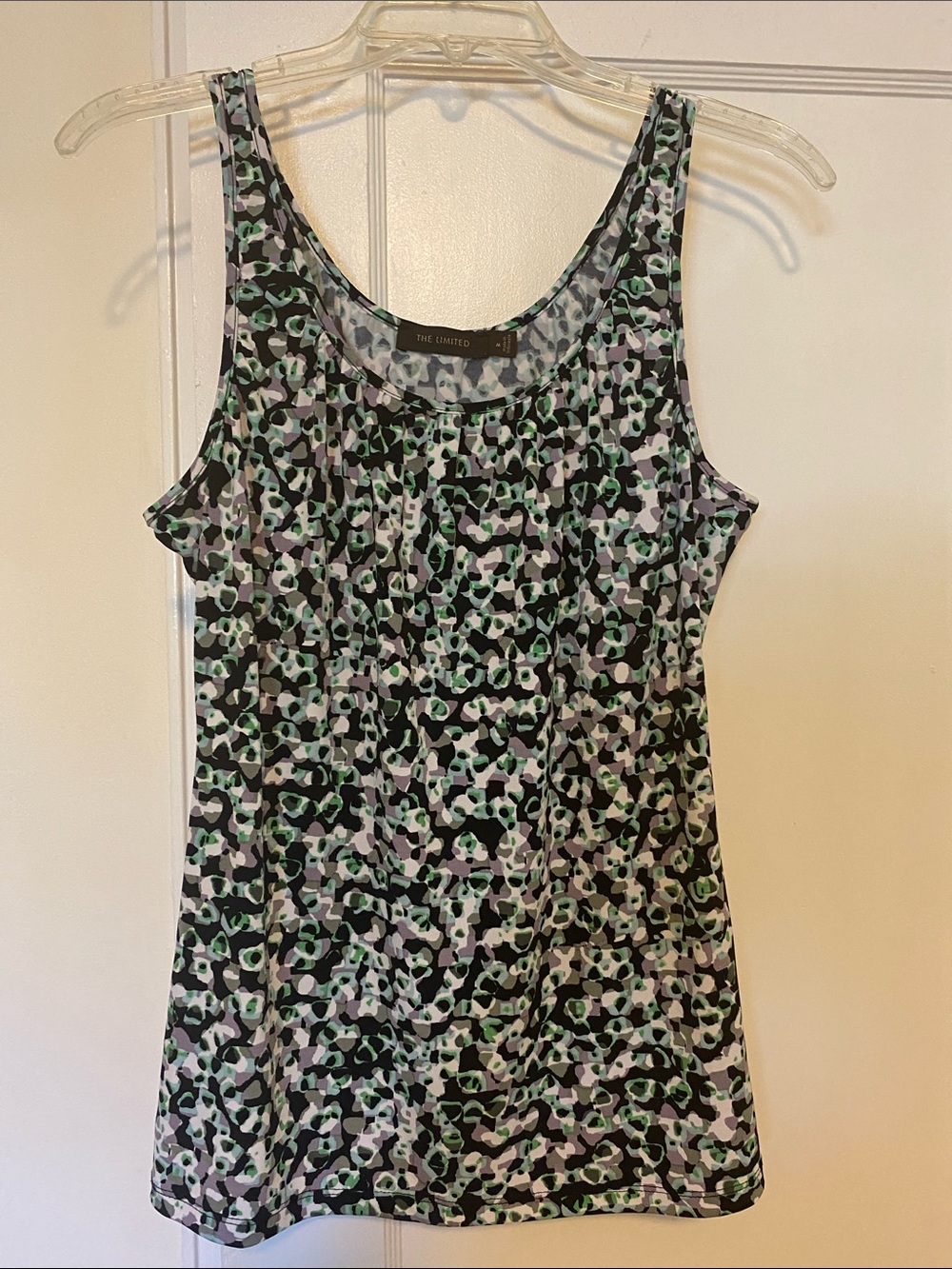 🎀 5/$20 🎀 The Limited tank top in a fun print size medium